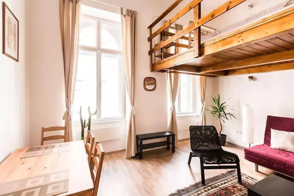 Spacious Lofted Place Next To The Pub District Budapest Apartment